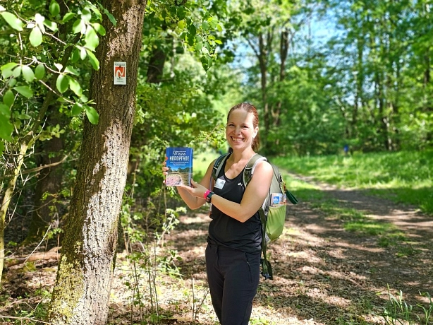 Lucia Gefken präsentiert ihr Buch bei einer Wanderung