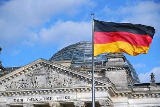 Flagge der Bundesrepublik Deutschland vor dem Reichstag © Bundeswahlleiter.de